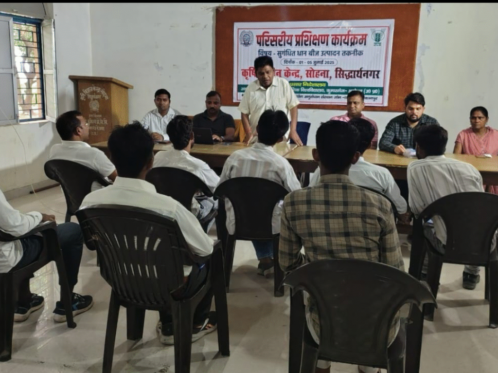 आयोजित कार्यशाला को संबोधित करते हुए विशेषज्ञ।